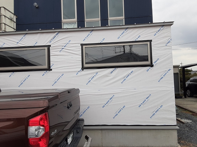 外壁全面の防水状態と窓配置の確認